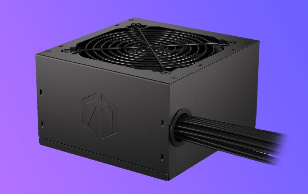 Zasilacz ENDORFY Vero L6 Zasilacz widoczny od góry i boku prezentujący czarną metalową obudowę z wytłoczonym logo oraz wyjściem kabli zabezpieczonym gumową osłoną, standard, przewody, podłączenie