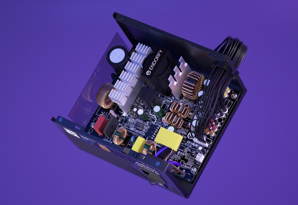 Zasilacz ENDORFY Vero L6 Widok wnętrza zasilacza z podzespołami elektronicznymi takimi jak cewki, kondensatory i srebrne radiatory zamontowanymi na płytce drukowanej, komponenty, trwałość