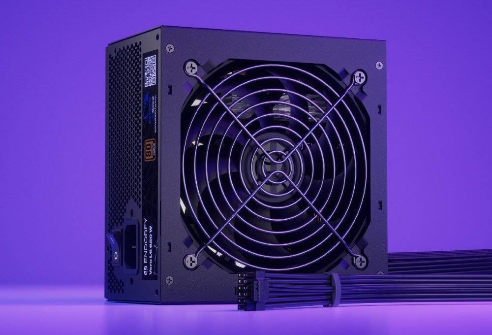 Zasilacz ENDORFY Vero L6 Front zasilacza z widocznym wentylatorem osłoniętym drucianym grillem oraz wychodzącą wiązką czarnych płaskich przewodów, opis