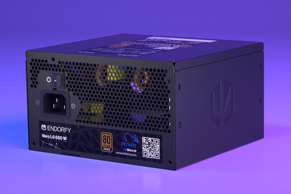Zasilacz ENDORFY Vero L6 Czarny zasilacz komputerowy na fioletowym tle widoczny od tyłu z włącznikiem, gniazdem zasilania, siatką wentylacyjną typu plaster miodu oraz naklejką z certyfikatami, cechy, moc