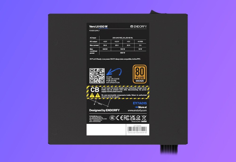 Zasilacz ENDORFY Vero L6 Czarna naklejka znamionowa na obudowie zasilacza zawierająca tabelę z parametrami napięć, logotypy certyfikatów oraz kody kreskowe, certyfikaty, testy