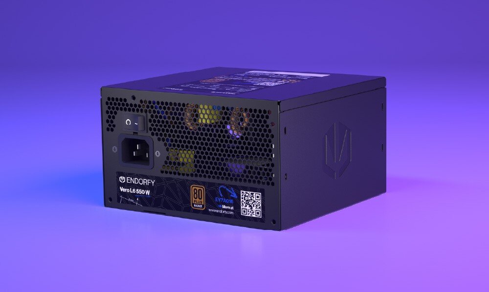Zasilacz ENDORFY Vero L6 Czarny zasilacz komputerowy na fioletowym tle widoczny od tyłu z włącznikiem, gniazdem zasilania, siatką wentylacyjną typu plaster miodu oraz naklejką z certyfikatami, cechy, moc