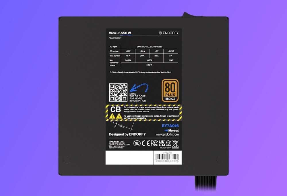 Zasilacz ENDORFY Vero L6 Czarna naklejka znamionowa na obudowie zasilacza zawierająca tabelę z parametrami napięć, logotypy certyfikatów oraz kody kreskowe, certyfikaty, testy