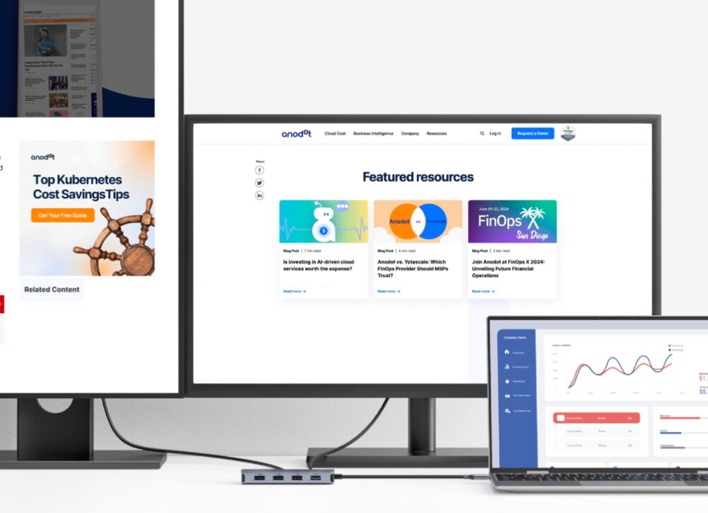 Hub ANKER A83740A2 7w1 Stanowisko pracy z laptopem podłączonym do niewielkiego koncentratora, który przesyła obraz na dwa zewnętrzne monitory wyświetlające strony internetowe i wykresy