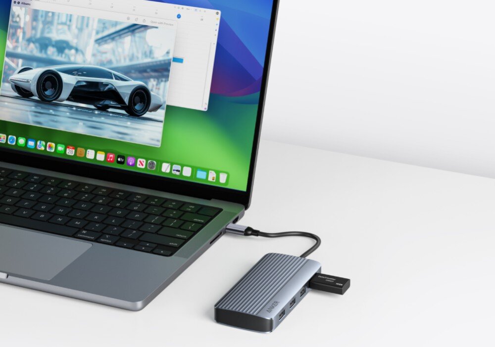 Hub ANKER A83740A2 7w1 Zbliżenie na srebrnego laptopa, do którego podpięte jest urządzenie rozszerzające porty z umieszczonym wewnątrz czarnym pendrive'em