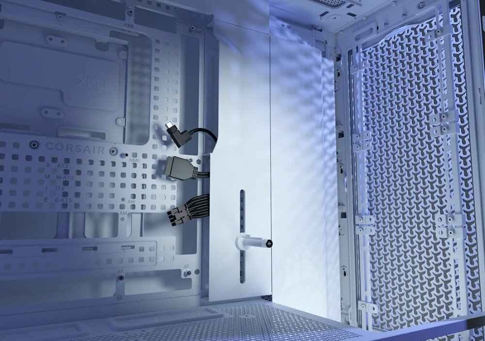 Obudowa CORSAIR Frame 5000D RS Detale wnętrza obudowy pokazujące otwory montażowe dla różnych formatów płyt głównych, takich jak 'ATX', 'Micro-ATX' czy 'ITX', oraz wyprowadzone przewody z wtyczkami