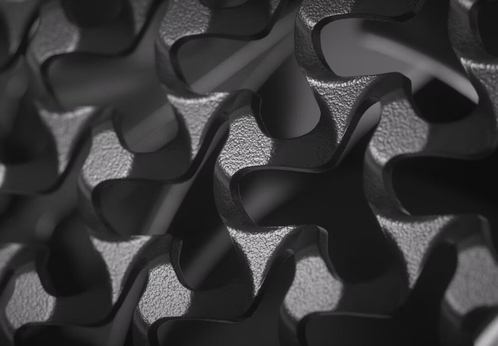 Obudowa CORSAIR Frame 5000D RS Bliskie ujęcie metalowej siatki o nieregularnym, powtarzalnym wzorze z zaokrąglonymi wycięciami w kolorze czarnym