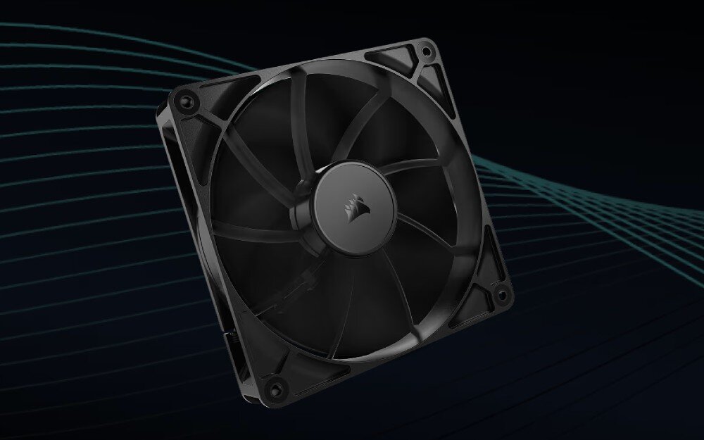 Obudowa CORSAIR Frame 5000D RS Pojedynczy czarny wentylator komputerowy o dziewięciu łopatkach z logo marki na środku, przedstawiony na ciemnym tle z dekoracyjnymi liniami