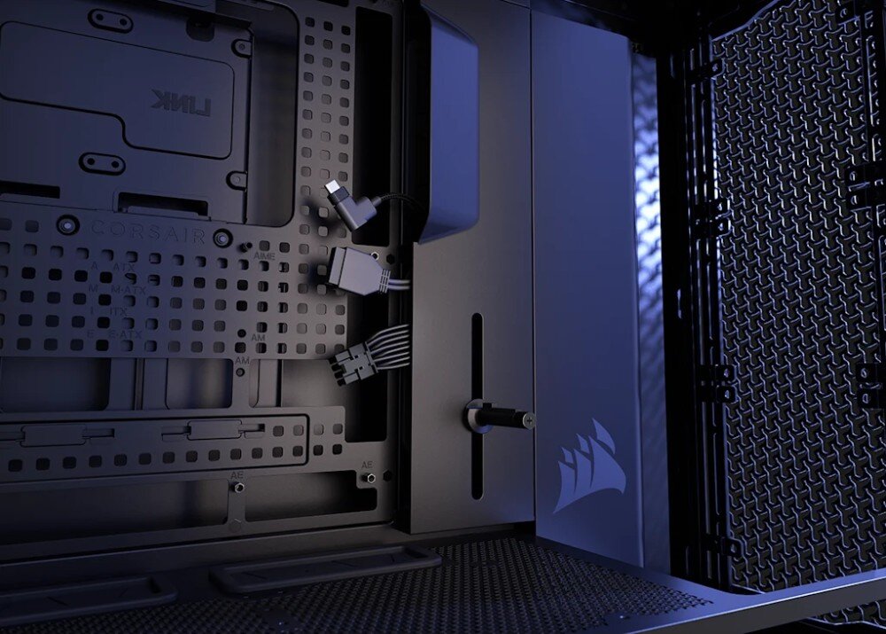 Obudowa CORSAIR Frame 5000D RS Detale wnętrza obudowy pokazujące otwory montażowe dla różnych formatów płyt głównych, takich jak 'ATX', 'Micro-ATX' czy 'ITX', oraz wyprowadzone przewody z wtyczkami