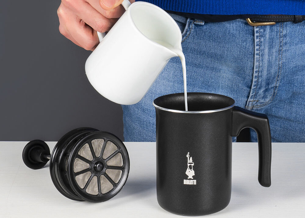 Spieniacz BIALETTI Tuttocrema 6 tz optymalna pianka gorące mleko do 1/3 wysokości podgrzanie mleka osobno nie przekroczenie 80 stopni przez około 20 sekund ubijanie mleka aksamitna gęsta pianka puszysta kremowa piana 