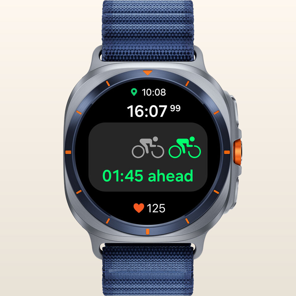 Galaxy Watch Ultra wyświetla ekran funkcji wyścigu, pokazujący porównanie rekordu osobistego w czasie rzeczywistym i rekordu z przeszłości, z tekstem „01:45 do przodu” i aktualnym tętnem.