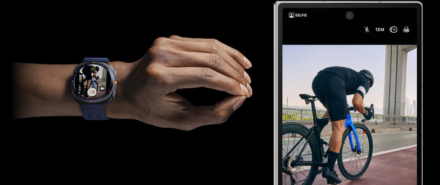 Ręka nosząca Galaxy Watch Ultra wykonuje ruch Zsuń/rozsuń dwa palce. Obok niej znajduje się sparowany Galaxy Z Fold6 z ekranem zewnętrznym, na którym znajduje się ekran aparatu, na którym widać mężczyznę jadącego na rowerze.