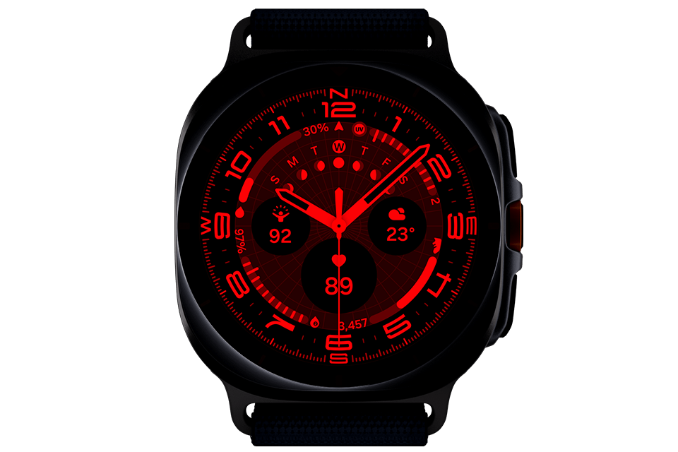 Galaxy Watch Ultra widziany w świetle dziennym. Gdy zapada noc i niebo robi się ciemne, tarcza w trybie nocnym świeci na ekranie smartwatcha.