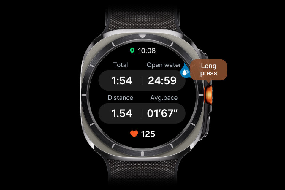 Galaxy Watch Ultra wyświetla ekran śledzenia treningu w trybie blokady wodnej. Gdy Szybki przycisk jest długo wciśnięty, wyświetlacz przełącza się na ekran przejścia, a następnie na ekran śledzenia kolarstwa.