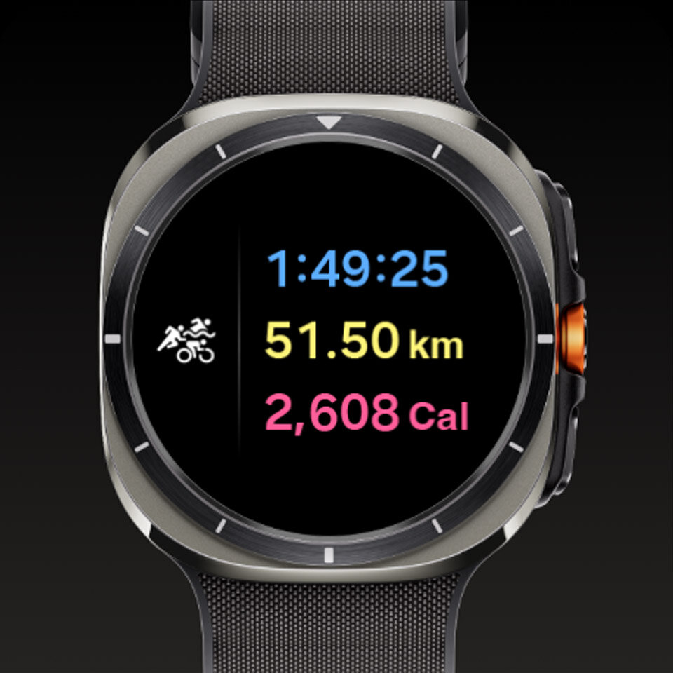 Galaxy Watch Ultra wyświetlający ekran wyników treningu triathlonowego z czasem trwania, dystansem i spalonymi kaloriami.