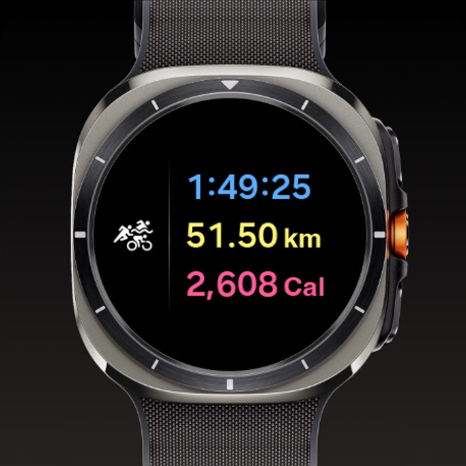 Galaxy Watch Ultra wyświetlający ekran wyników treningu triathlonowego z czasem trwania, dystansem i spalonymi kaloriami.