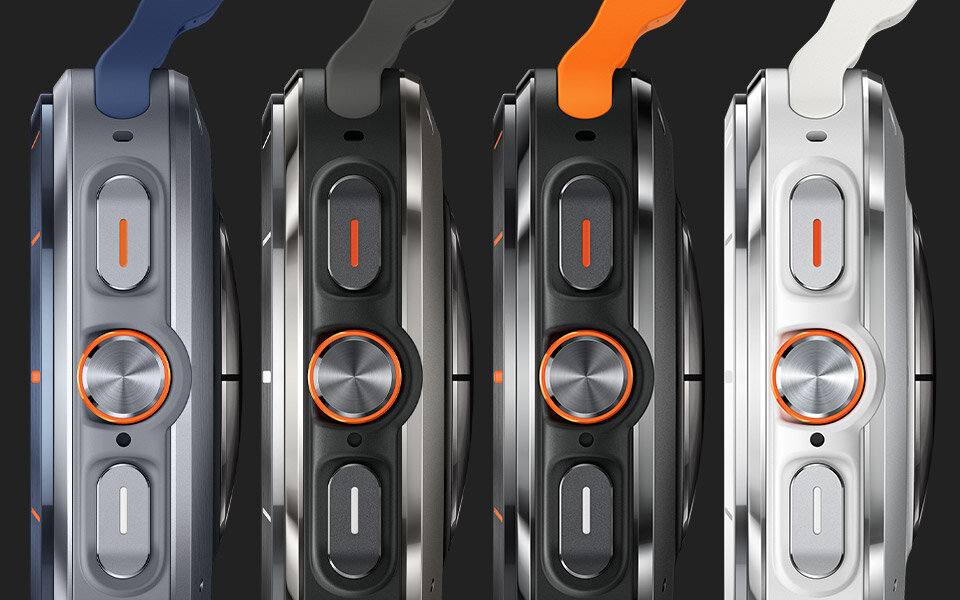 Widok z boku Galaxy Watch Ultra w kolorze Tytanowy niebieski, Tytanowy srebrny, Tytanowy szary i Tytanowy biały.