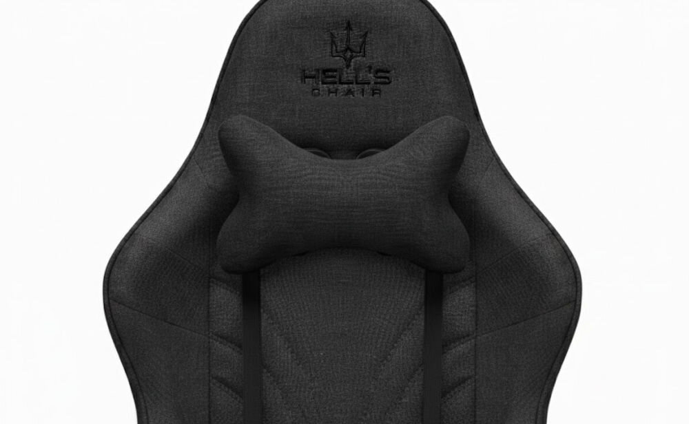 Fotel HELL'S CHAIR Rainbow 2.0 Czarny zbliżenie na oparcie i napis z marką jasne tło szerokie zastosowanie rozrywka nauka praca ergonomia partner do zadań specjalnych