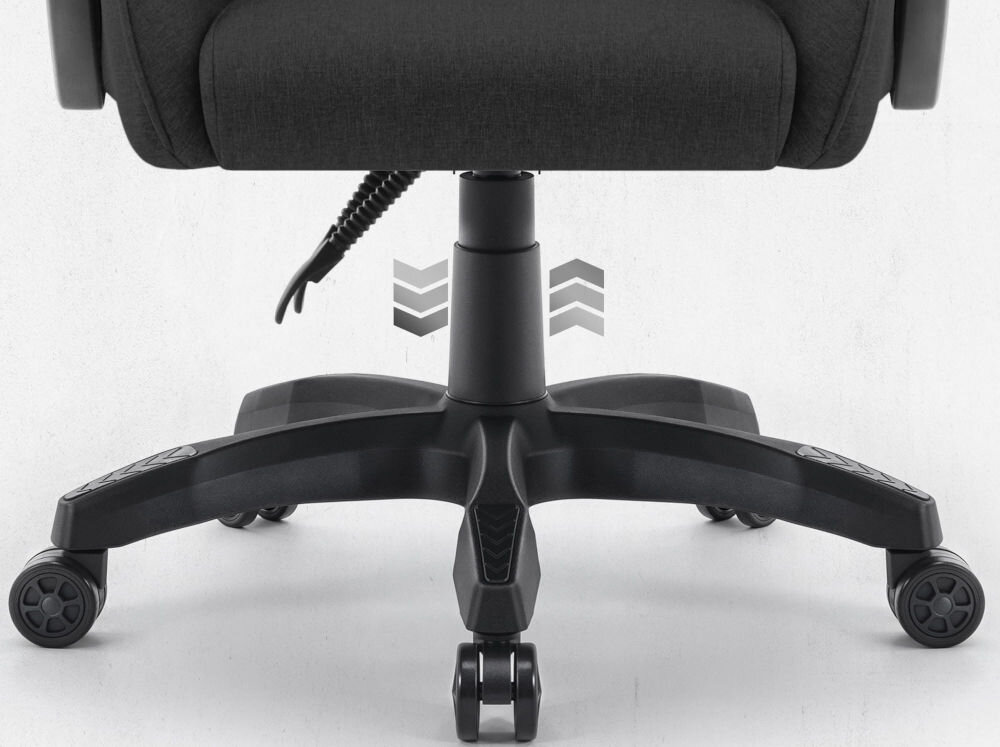 Fotel CABRO C500 Czarny Zbliżenie na dolną część fotela, prezentujące pięcioramienną podstawę, kółka oraz mechanizm podnośnika gazowego fotel gamingowy z regulacją wysokości siedziska gazowym siłownikiem