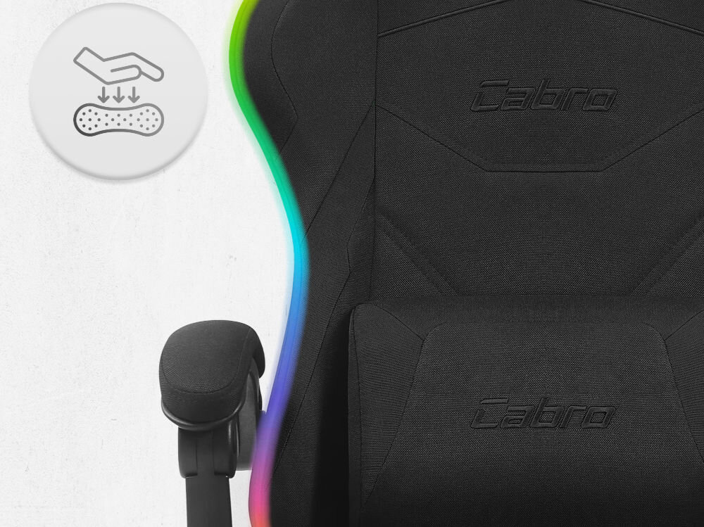 Fotel Cabro C502 LED Czarny Zbliżenie na oparcie i podłokietnik fotela z ikoną dłoni naciskającej miękką piankę wypełniającą fotel gamingowy z oddychającą tapicerką z tkaniny