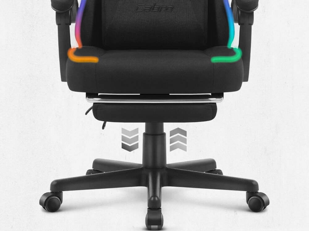 Fotel Cabro C502 LED Czarny Zbliżenie na dolną część fotela, prezentujące pięcioramienną podstawę, kółka oraz mechanizm podnośnika gazowego fotel gamingowy z regulacją wysokości siedziska gazowym siłownikiem