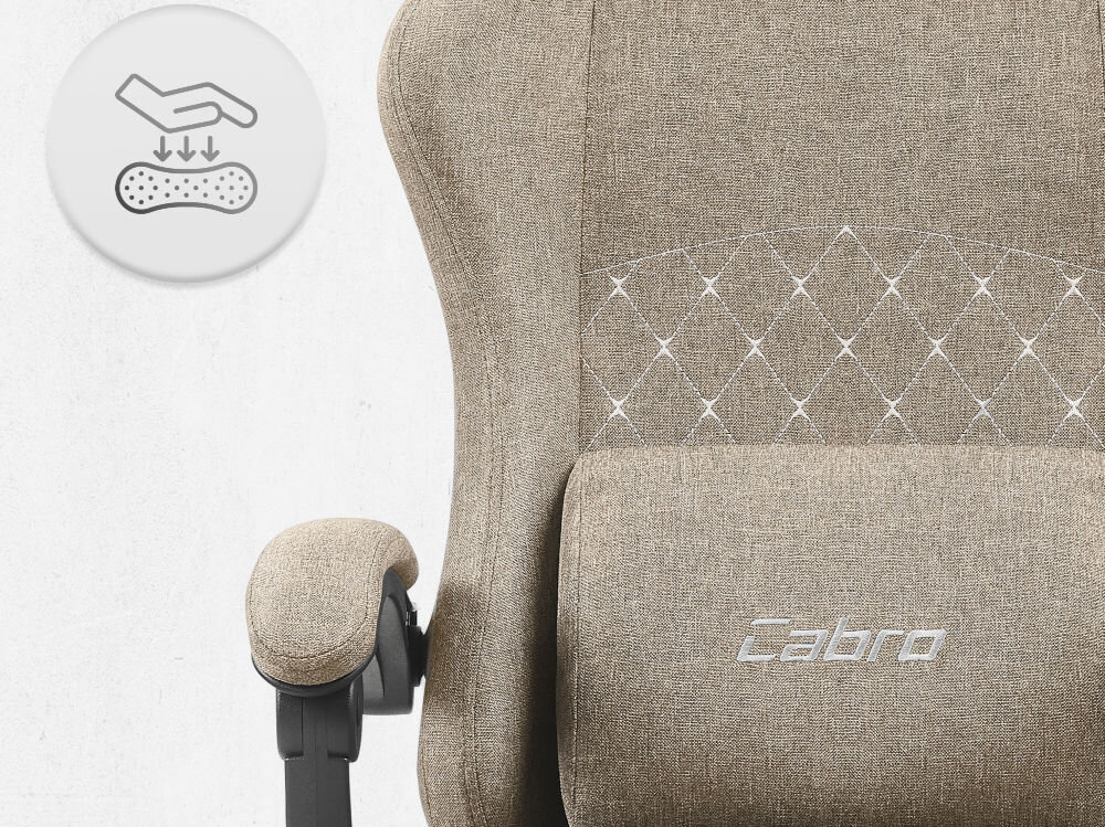 Fotel CABRO C503 Beżowy Zbliżenie na oparcie i podłokietnik fotela z ikoną dłoni naciskającej miękką piankę wypełniającą fotel gamingowy z oddychającą tapicerką z tkaniny