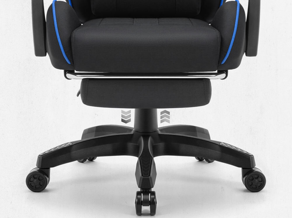 Fotel CABRO C501 Czarno-Niebieski Zbliżenie na dolną część fotela, prezentujące pięcioramienną podstawę, kółka oraz mechanizm podnośnika gazowego fotel gamingowy z regulacją wysokości siedziska gazowym siłownikiem