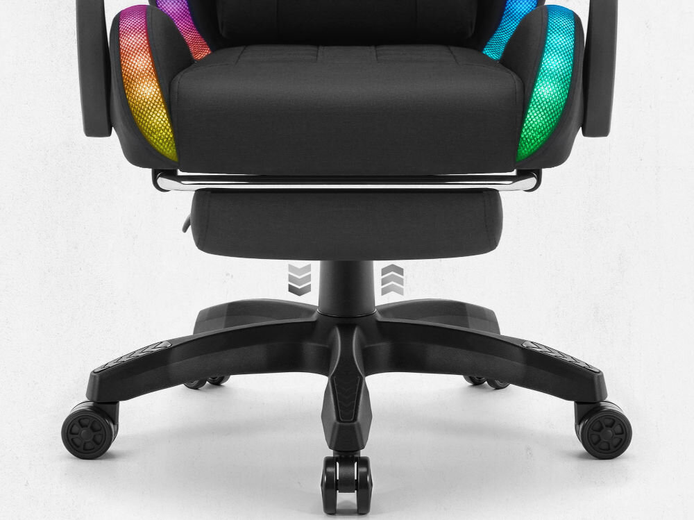 Fotel CABRO C501 LED Czarny Zbliżenie na dolną część fotela, prezentujące pięcioramienną podstawę, kółka oraz mechanizm podnośnika gazowego fotel gamingowy z regulacją wysokości siedziska gazowym siłownikiem