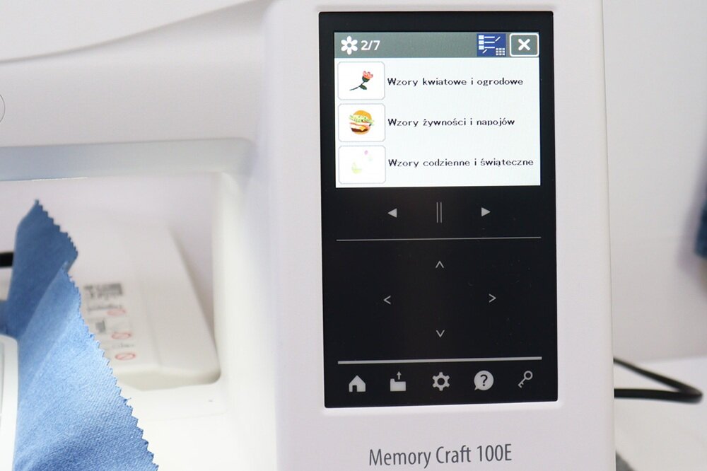 Ekran hafciarki pokazuje trzy opcje: \'Wzory kwiatowe i ogrodowe\', \'Wzory żywności i napojów\', \'Wzory codzienne i świąteczne\'. Na dole ekranu znajdują się ikony nawigacyjne i ustawień.