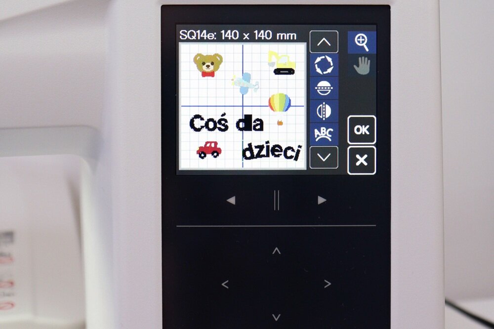 Ekran hafciarki wyświetla projekt z napisem \'Coś dla dzieci\' oraz grafikami misia, samochodu, balonu i nutki. Widoczne są także przyciski nawigacyjne i oznaczenie SQ14e: 140 x 140 mm.