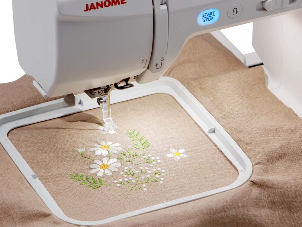 Maszyno-hafciarka JANOME MC1000 241 haftów, 11 czcionek, tworzenie napisów, oszczędność czasu