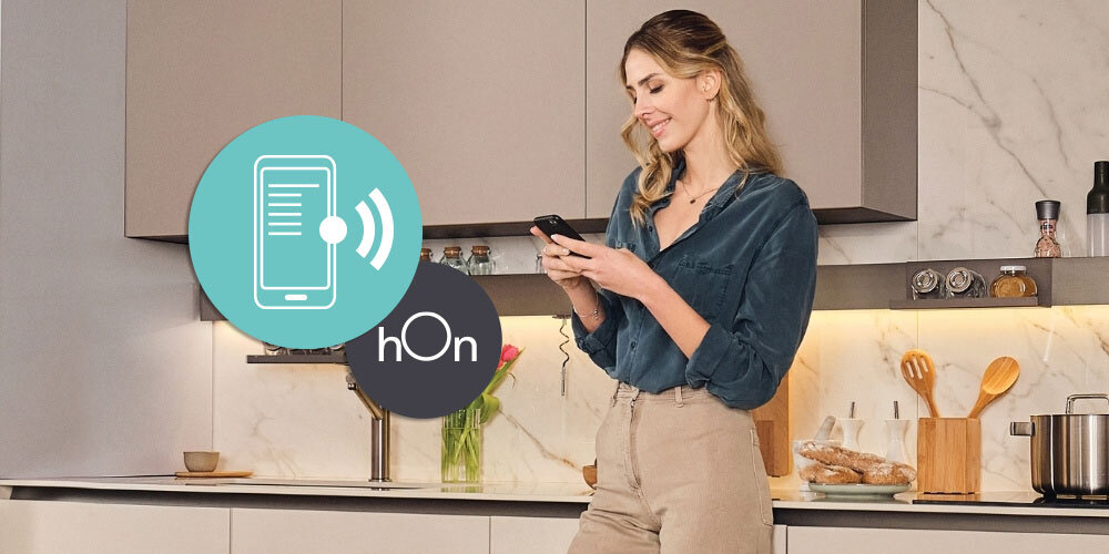 ZMYWARKA CANDY RAPIDO CF0C7SB0FW lifestyle kuchnia infografika kobieta z telefonem w dłoni smartfon aplikacja zdalne sterowanie Zdalne sterowanie z aplikacją hOn Połączenie z siecią Wi-Fi powiadomienia informacje monitorowanie pracy