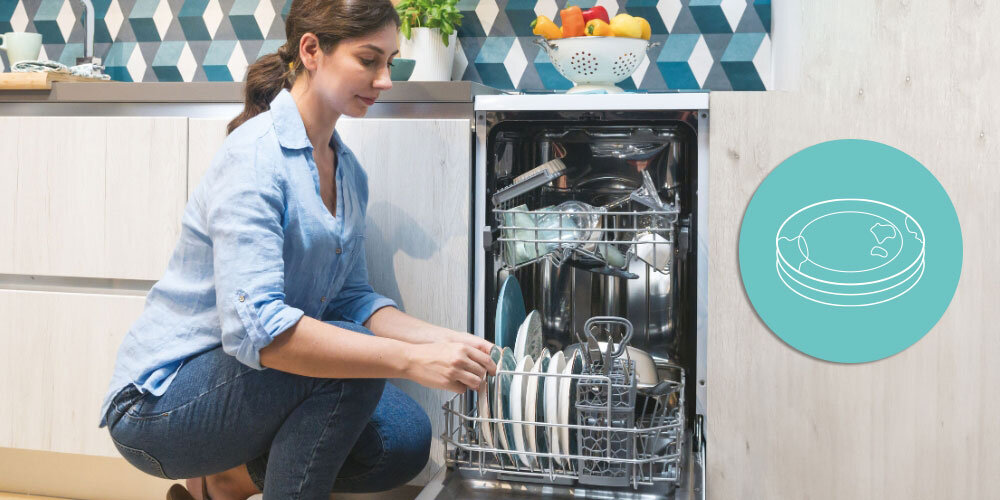 ZMYWARKA CANDY RAPIDO CF0C7SB0FW lifestyle kuchnia infografika zabudowa kobieta naczynia wnętrze zmywarki otwata kosze Czujnik zabrudzenia automatyczne dostosowanie programu