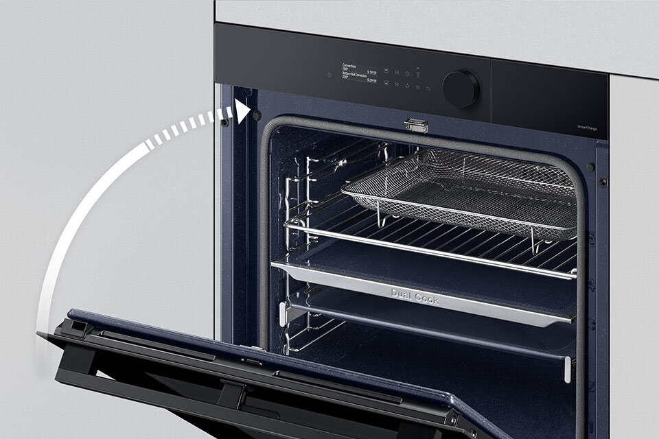 Łagodnie domykający się piekarnik, w którego komorze znajdują się akcesoria takie jak blacha czy taca Air Fry Łagodnie domykający się piekarnik, w którego komorze znajdują się akcesoria takie jak blacha czy taca Air Fry