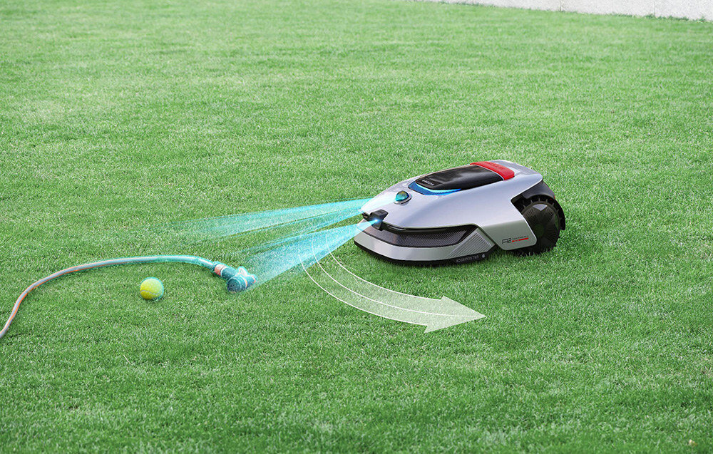 Robot koszący DREAME A2 robot na trawie na przeciwko wąż ogrodowy i piłeczka tenisowa strzałka pokazująca kierunku ominięcia przeszkód technologia OmniSense™ 2.0 skanowanie otoczenia w 360° x 59° tworzenie dokładnych map 3D zaawansowane sensory LiDAR kamera HDR płynna nawigacja Dual-Fusion Navigation płynność pracy nawet w trudnych warunkach oświetleniowych