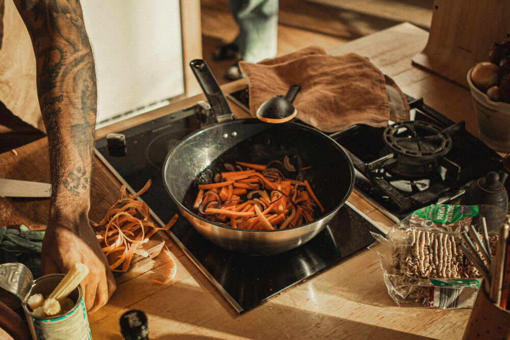 Patelnia wok FISKARS 1072313 28 cm trójwastwowe dno