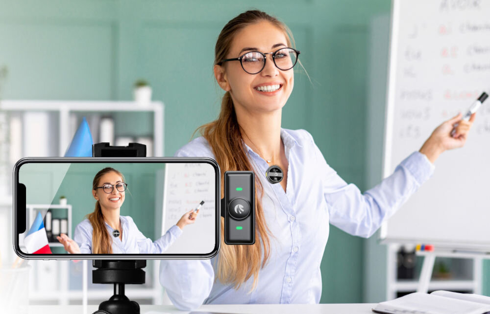 Mikrofon HAWK HW-MIC101 prezentacja mikrofonu w użyciu adapter podłączony do telefonu w tle dziewczyna w jasnej koszuli nagrywająca