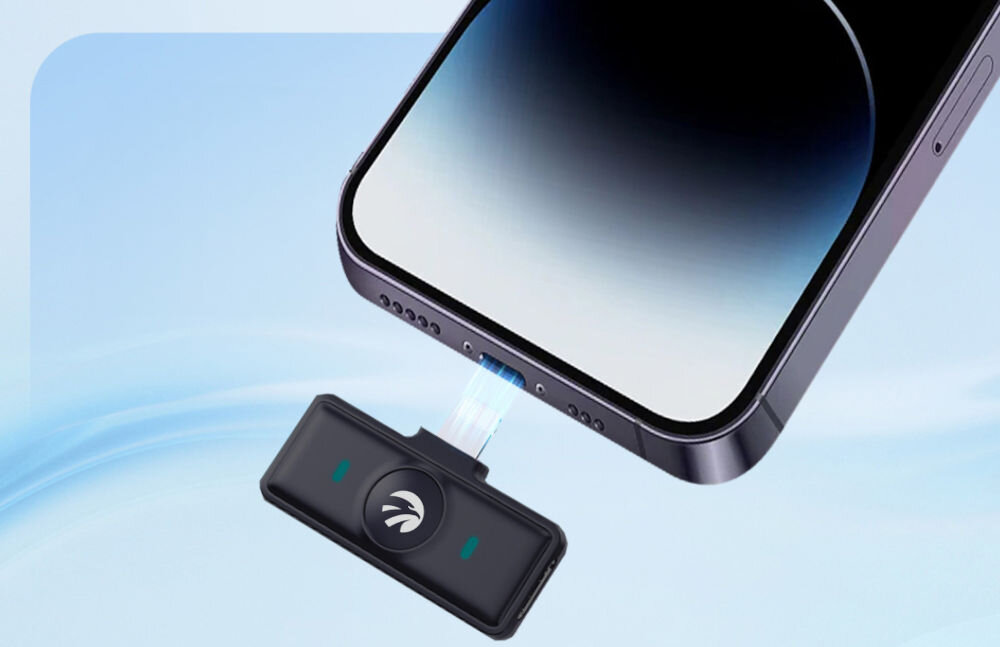 Mikrofon HAWK HW-MIC101 prezentacja adaptera podłączanego do telefonu na niebieskim tle uruchomienie automatyczne po podłączeniu port USB-C adapter Lightning na iOS działanie od razu system Android może wymagać włączenia OTG i debugowania USB kompatybilny z większością urządzeń
