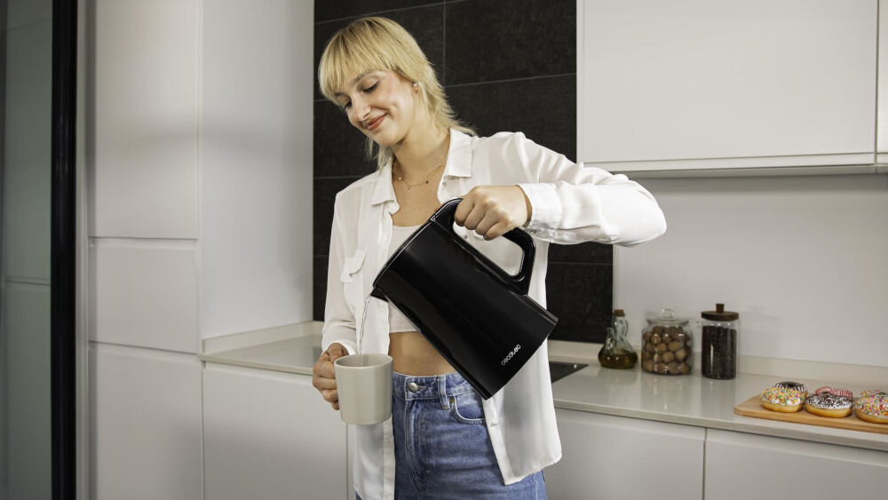 Czajnik CECOTEC Thermosense 800 Neo czarny czajnik osoba nalewa wodę do filiżanki szybkie i wygodne przygotowanie napojów moc 2200 W zagotowanie wody w szybkim tempie pełna pojemność 1,7 litra ulubiona kawa herbata wysoka moc oszczędność energii szybkie i równomierne nagrzewanie wody rano podczas spotkań z rodziną 