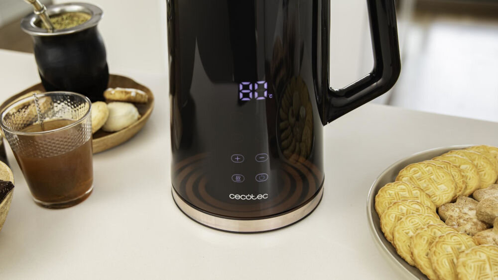 Czajnik CECOTEC Thermosense 800 Neo czarny czajnik stoi na blacie zbliżenie wyświetlacz przyciski napój w optymalnej temperaturze regulacja temperatury od 40 do 100°C co 5°C 4 gotowe ustawienia 70°C do zielonej herbaty 80°C do białej  90°C do kawy 100°C do czarnej herbaty cyfrowy wyświetlacz miłośnicy herbat pełnia aromatu 