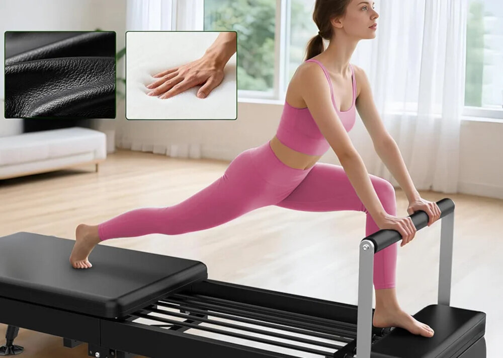Reformer do pilatesu EXTRALINK Lifestyle PB1001 Czarny pokój osoba ćwiczy na reformerze obok dwa zdjęcia ze zbliżeniem na powierzchnię z wysokiej jakości tkaniny PU trwała oddychająca i wodoodporna odporność na pot zarysowania oraz zabrudzenia przyjemna w dotyku odporność na korozję i wilgoć