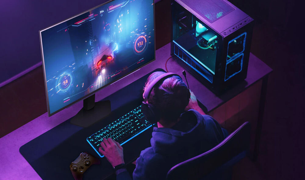 Monitor LG UltraGear 27GX704A-B.AEU 26.5 cala 2560x1440px 240Hz 0.03 [GTG] osoba siedząca przy biurku i grająca w grę Low Blue Light Platinum, ochrona wzroku, certyfikat UL, naturalne kolory