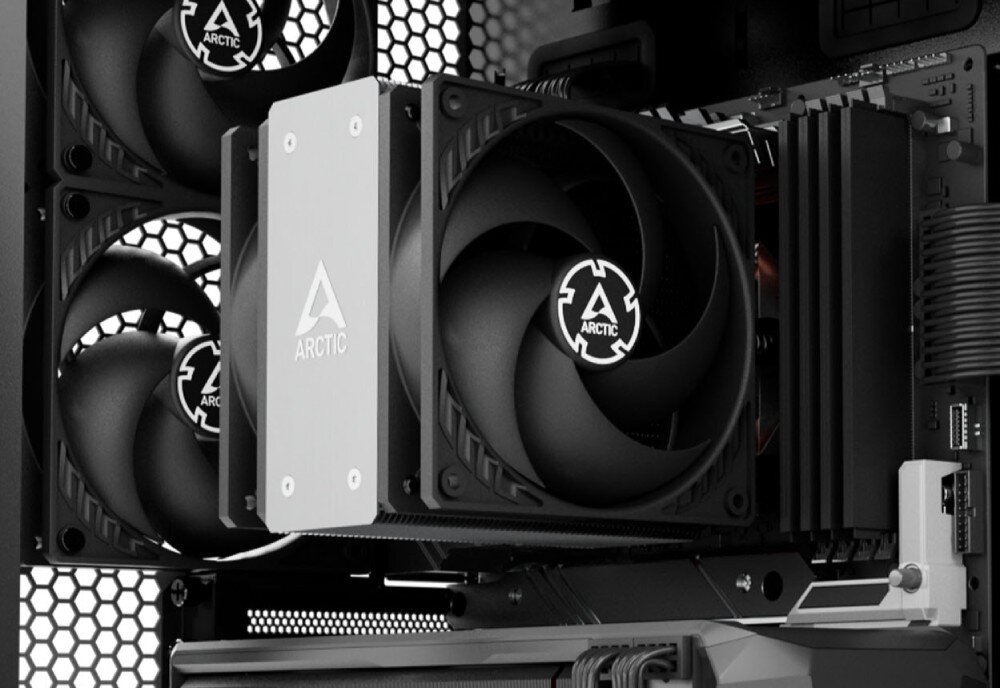 Komputer MAD DOG Fortnite Ready FR-01WB32WH Chłodzenie procesora Arctic. Aluminiowe żebra radiatora widoczne za wentylatorami, obok podzespoły komputera, chłodzenie, temperatura, radiatory