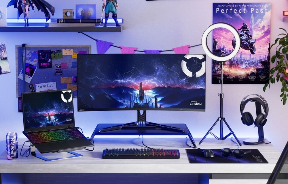  Moduł komunikacji bezprzewodowej laptopa Lenovo Legion zapewniający szybkie połączenie Wi-Fi, wyświetlony na niebieskim tle z wizualizacją fal sygnału i transmisji danych.- Wi-Fi 7 802.11be, Bluetooth 5.4 