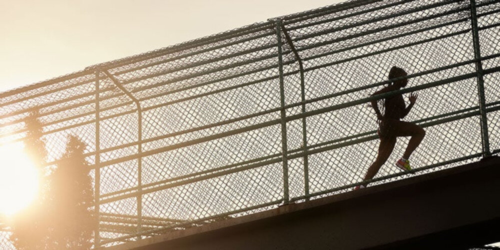 SMARTWATCH GARMIN FORERUNNER 255 ekran bateria czujniki zdrowie sport pasek ładowanie pojemność rozdzielczość łączność sterowanie krew puls rozmowy smartfon aplikacja 