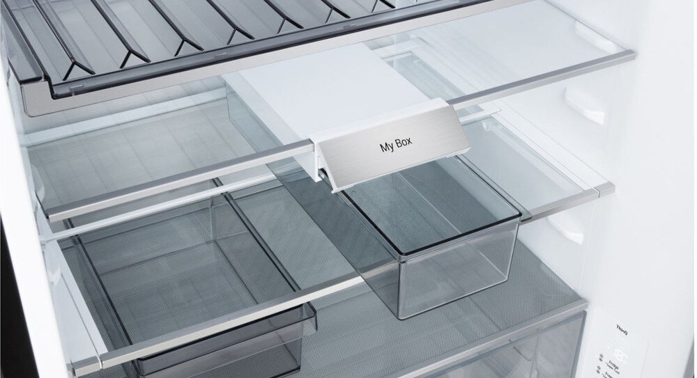 LODÓWKA LG GBBW726AEV Zdjęcie przedstawia wnętrze lodówki z przezroczystymi szufladami i półkami wykonanymi ze szkła oraz metalu. Na jednym z elementów widoczny jest napis „My Box”, wskazujący dedykowaną, wysuwaną przegródkę do przechowywania drobnych produktów szuflada my box praktyczna organizacja chłodziarka łatwy dostęp przekąski nabiał porządek produkty kuchenne wysuwana przechowywanie składniki szybki dostęp