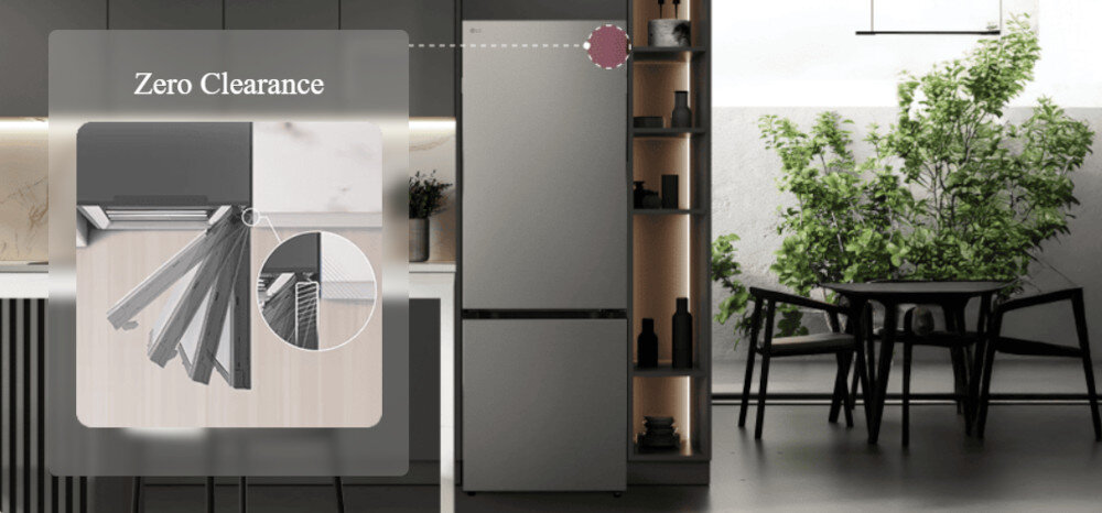 LODÓWKA LG GBBW322DPY Grafika przedstawia zabudowaną lodówkę LG w eleganckiej, szarej kuchni z dużym, jasnym oknem po prawej stronie. Po lewej stronie umieszczono półprzezroczysty panel z napisem „Zero Clearance” i ilustracją otwierających się drzwi chłodziarki, podkreślającą możliwość pełnego wysuwania szuflad bez konieczności zachowywania dodatkowego odstępu od ściany czy mebli Zero Clearance lodówka przy ścianie zawiasy Zero Clearance