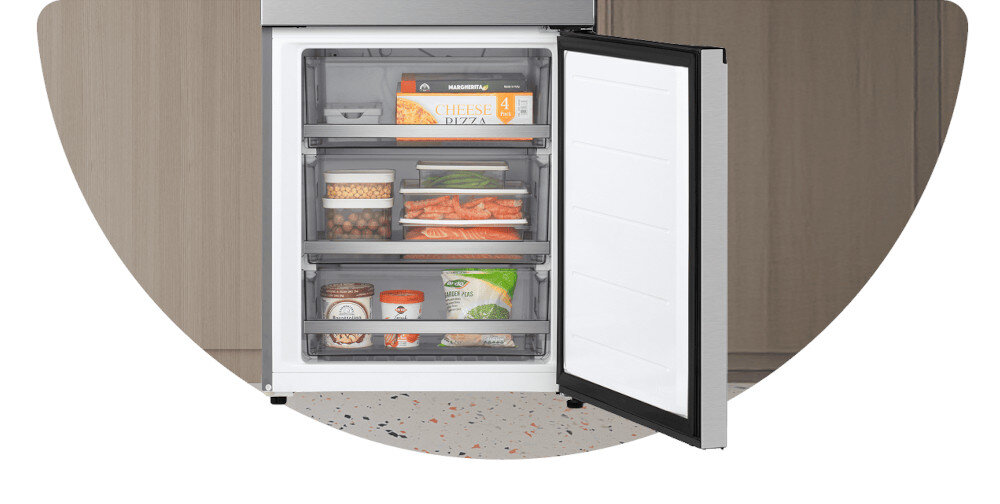 LODÓWKA LG GBBW322DPY Dolna część otwartej zamrażarki lodówki LG, z trzema przezroczystymi szufladami wypełnionymi produktami mrożonymi. Niebieskie strzałki wewnątrz komory ilustrują cyrkulację chłodnego powietrza, podkreślając równomierne mrożenie we wszystkich strefach Multi Air Flow LG równomierna cyrkulacja powietrza bezszronowa technologia brak szronu koniec rozmrażania świeżość produktów technologia chłodzenia LG