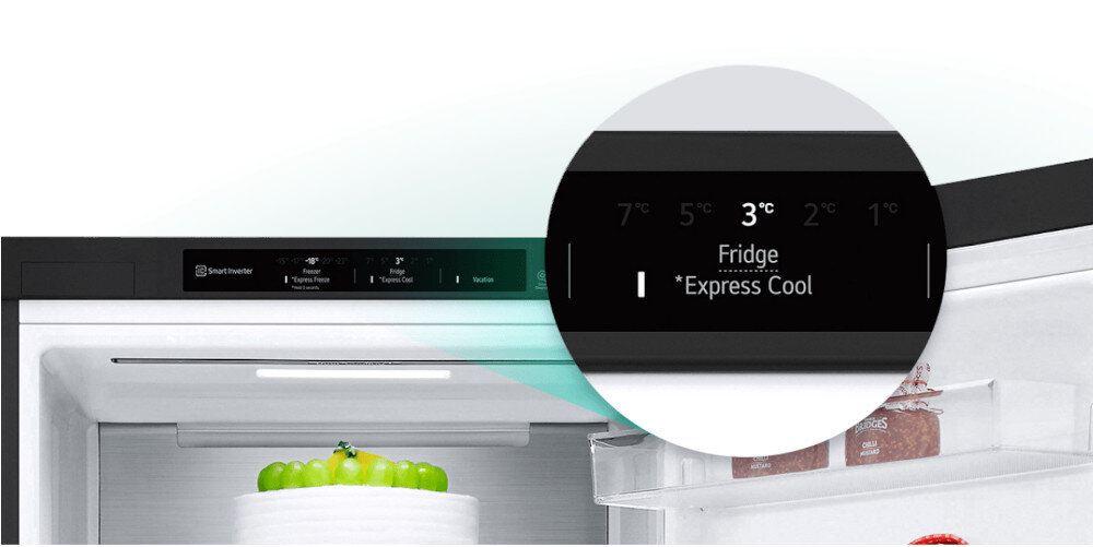 LODÓWKA LG GBBW322DPY Fragment wnętrza lodówki z górną krawędzią drzwi i panelem sterowania, na którym w powiększonym kółku widać czarny wyświetlacz z ustawioną temperaturą 3°C, trybem „Fridge” oraz aktywną funkcją „Express Cool” ekspresowe szybkie chłodzenie