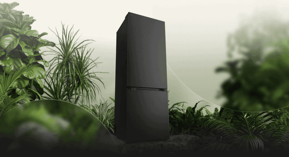 LODÓWKA LG GBBW322CEV Grafika przedstawia smukłą, ciemnoszarą lodówkę LG ustawioną pośród bujnej, zielonej roślinności na tle jasnego, rozmytego nieba. Kompozycja podkreśla ekologiczny charakter urządzenia, kojarząc je z naturą i energooszczędnością energooszczędna efektywma praca klasa C